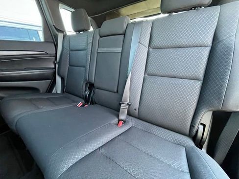 Used 2019 Jeep Grand Cherokee Laredo AWD/4WD image 22