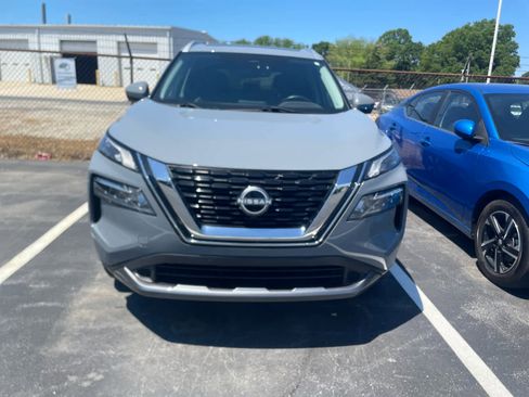 Used 2023 Nissan Rogue SL AWD/4WD image 2