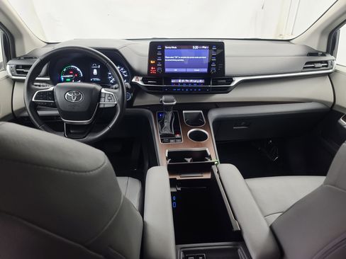 Used 2024 Toyota Sienna XLE image 21