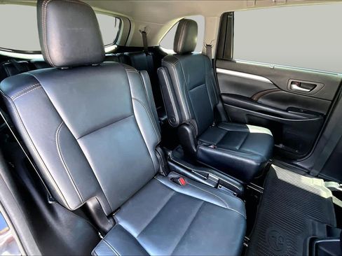 Used 2017 Toyota Highlander XLE AWD/4WD image 20