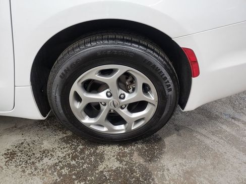 Used 2022 Chrysler Pacifica Limited FWD image 41
