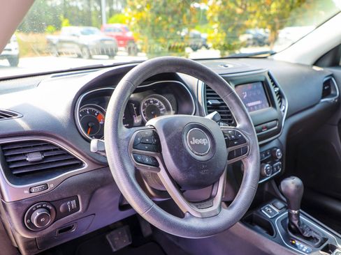 Used 2019 Jeep Cherokee Latitude w/ Popular Appearance Group FWD image 11