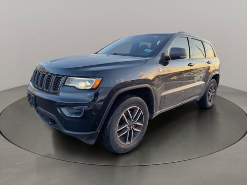 Used 2019 Jeep Grand Cherokee Trailhawk w/ Trailhawk Luxury Group AWD/4WD image 3