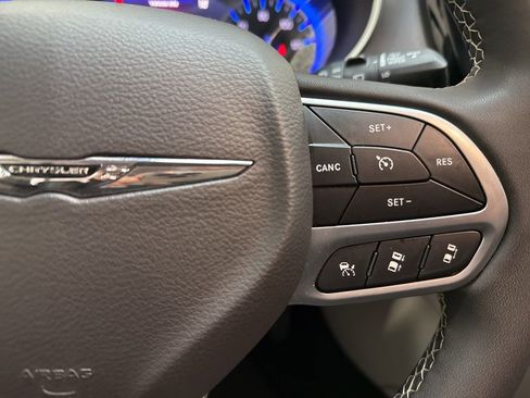 Used 2024 Chrysler Pacifica Touring-L image 26