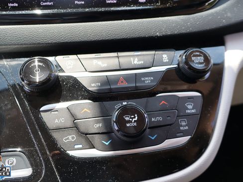 Used 2023 Chrysler Pacifica Touring-L FWD image 21