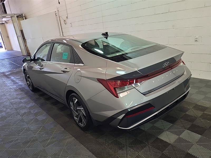 Used 2024 Hyundai Elantra SEL w/ Convenience Package FWD image 11