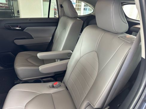 Used 2024 Toyota Highlander XLE AWD/4WD image 20