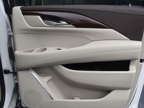 Used 2016 Cadillac Escalade ESV Luxury image 34