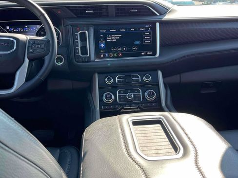 Used 2021 GMC Yukon Denali AWD/4WD image 3