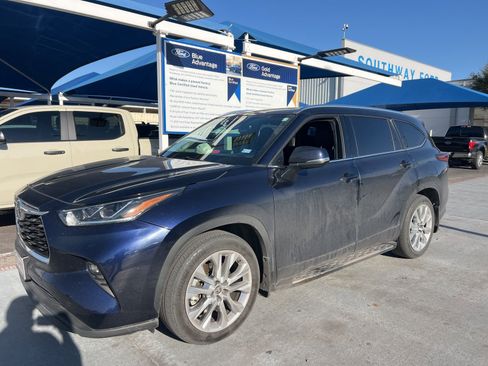 Used 2022 Toyota Highlander Limited image 2