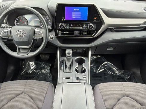 Certified 2025 Toyota Highlander LE FWD image 36