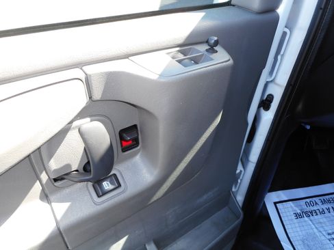 Used 2015 Chevrolet Express 3500 RWD 3500 6.0 V8 Cargo Van 1 Ow image 15