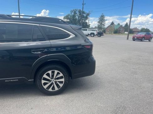 Used 2024 Subaru Outback Premium AWD/4WD image 8
