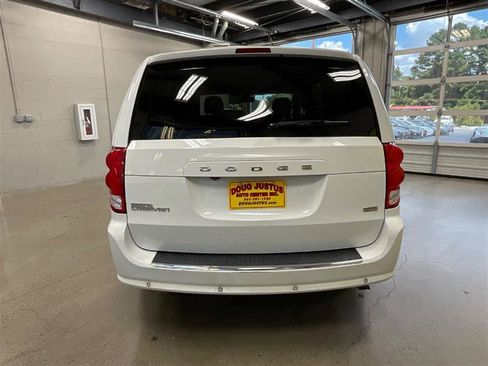 Used 2019 Dodge Grand Caravan SE w/ UConnect Hands-Free Group image 4