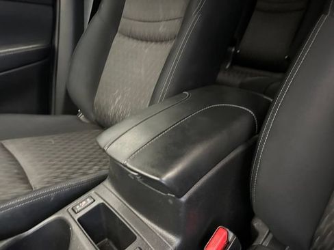 Used 2017 Nissan Rogue SV AWD/4WD image 31