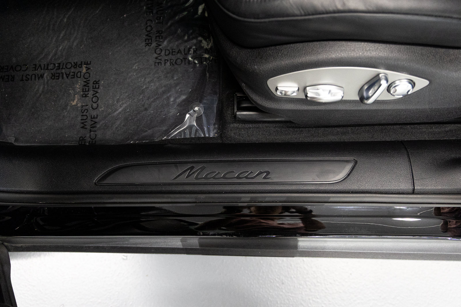 Used 2025 Porsche Macan AWD/4WD image 26
