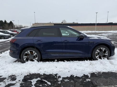 Used 2022 Audi e-tron Premium image 2