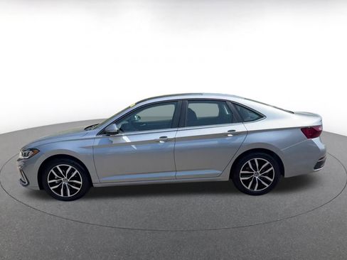 Used 2025 Volkswagen Jetta SE image 8