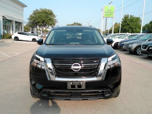 Used 2025 Nissan Pathfinder SV FWD image 2