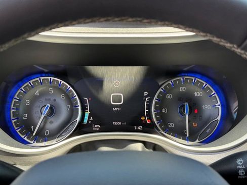 Used 2023 Chrysler Pacifica Touring-L FWD image 36