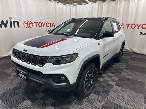 Used 2025 Jeep Compass Trailhawk image 3