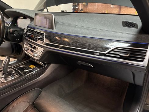 Used 2022 BMW 740i w/ M Sport Package image 33