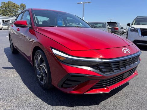 Used 2025 Hyundai Elantra SEL FWD image 7
