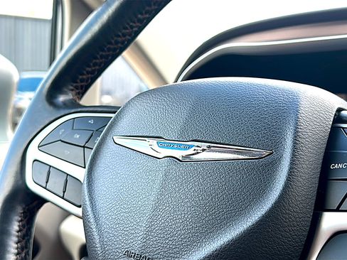 Used 2019 Chrysler Pacifica Touring-L FWD image 31