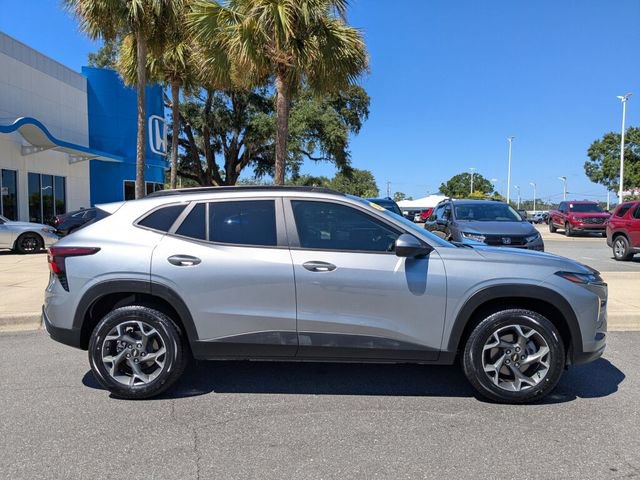 Used 2024 Chevrolet Trax LT w/ Driver Confidence Package FWD image 7