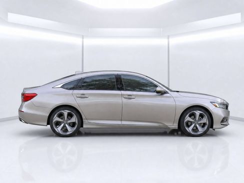Used 2018 Honda Accord Touring image 8
