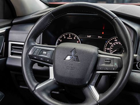 Used 2024 Mitsubishi Outlander AWD image 9