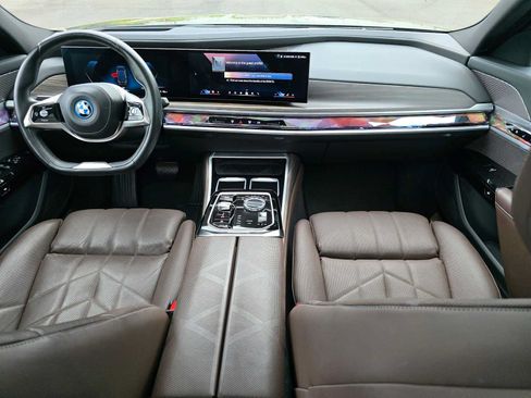 Used 2023 BMW i7 xDrive60 AWD/4WD image 18