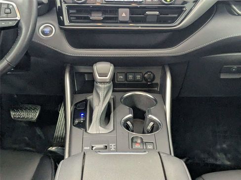 Certified 2021 Toyota Highlander XLE image 43