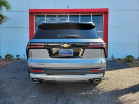 Used 2025 Chevrolet Traverse LT w/ Driver Confidence Package FWD image 5