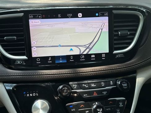Used 2021 Chrysler Pacifica Touring-L w/ Premium & Safety Sphere Group FWD image 26
