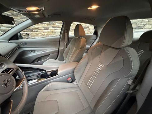Used 2023 Hyundai Elantra SEL w/ Convenience Package image 12