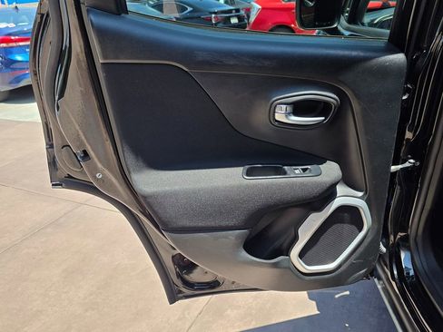 Used 2018 Jeep Renegade Latitude image 27