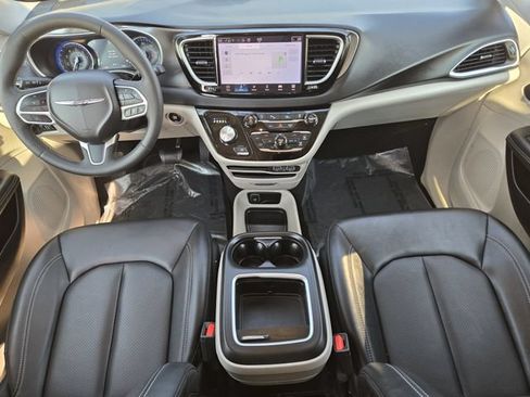 Used 2024 Chrysler Pacifica Touring-L FWD image 25