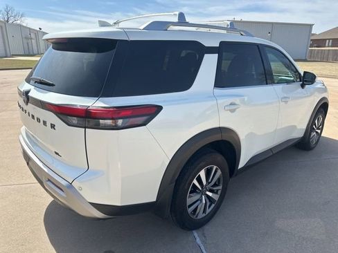 Used 2023 Nissan Pathfinder SL w/ Lighting Package (N92) FWD image 5