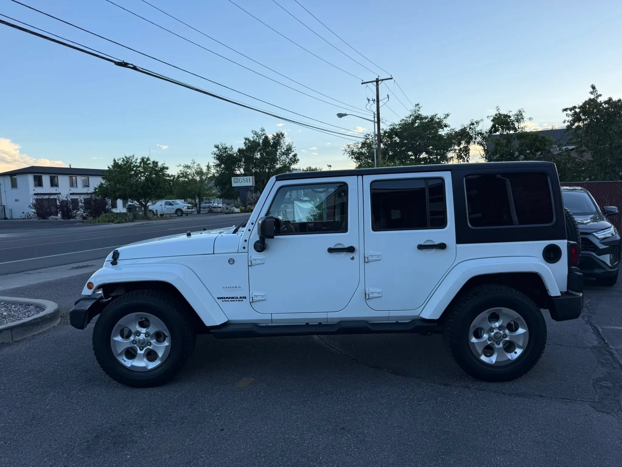 Used 2015 Jeep Wrangler Unlimited Sahara w/ Connectivity Group AWD/4WD image 8