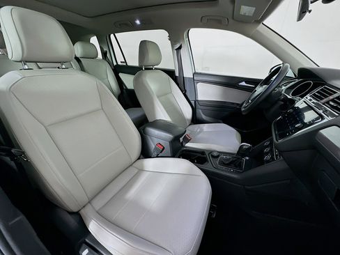 Used 2020 Volkswagen Tiguan SE w/ Panoramic Sunroof Package image 30