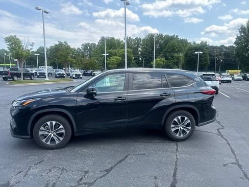 Used 2023 Toyota Highlander XLE FWD image 5