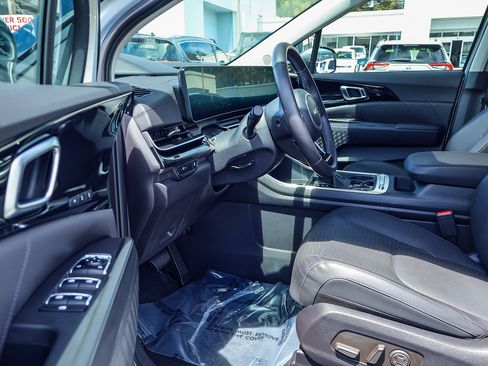 Used 2025 Kia Carnival SX Prestige FWD image 2
