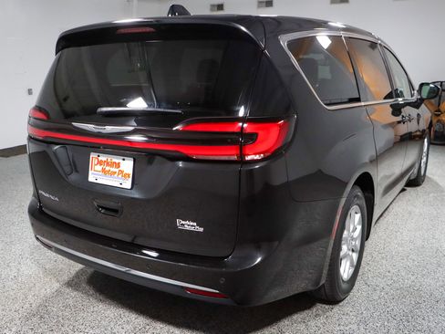 Used 2023 Chrysler Pacifica Touring-L FWD image 7