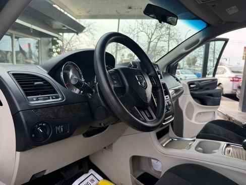 Used 2016 Dodge Grand Caravan SXT image 25