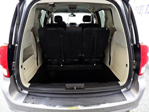 Used 2019 Dodge Grand Caravan SE w/ UConnect Hands-Free Group FWD image 8