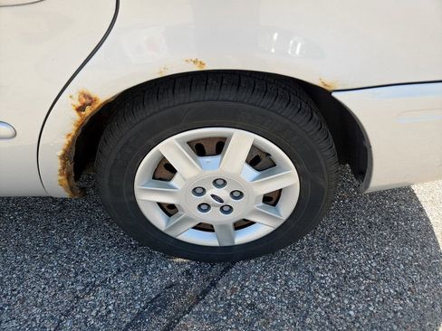 Used 2006 Ford Taurus SE FWD image 20