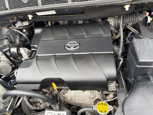 Used 2012 Toyota Sienna SE FWD image 23