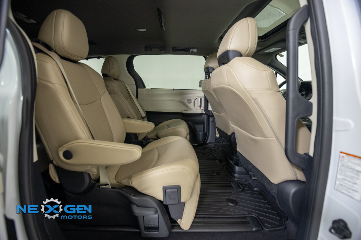 Used 2024 Toyota Sienna Limited AWD/4WD image 36