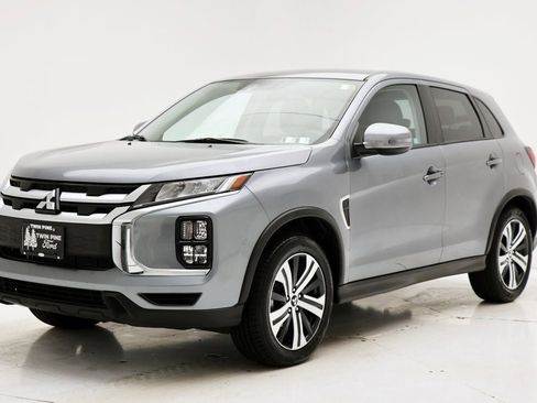 Used 2025 Mitsubishi Outlander Sport 2.0 SE image 2